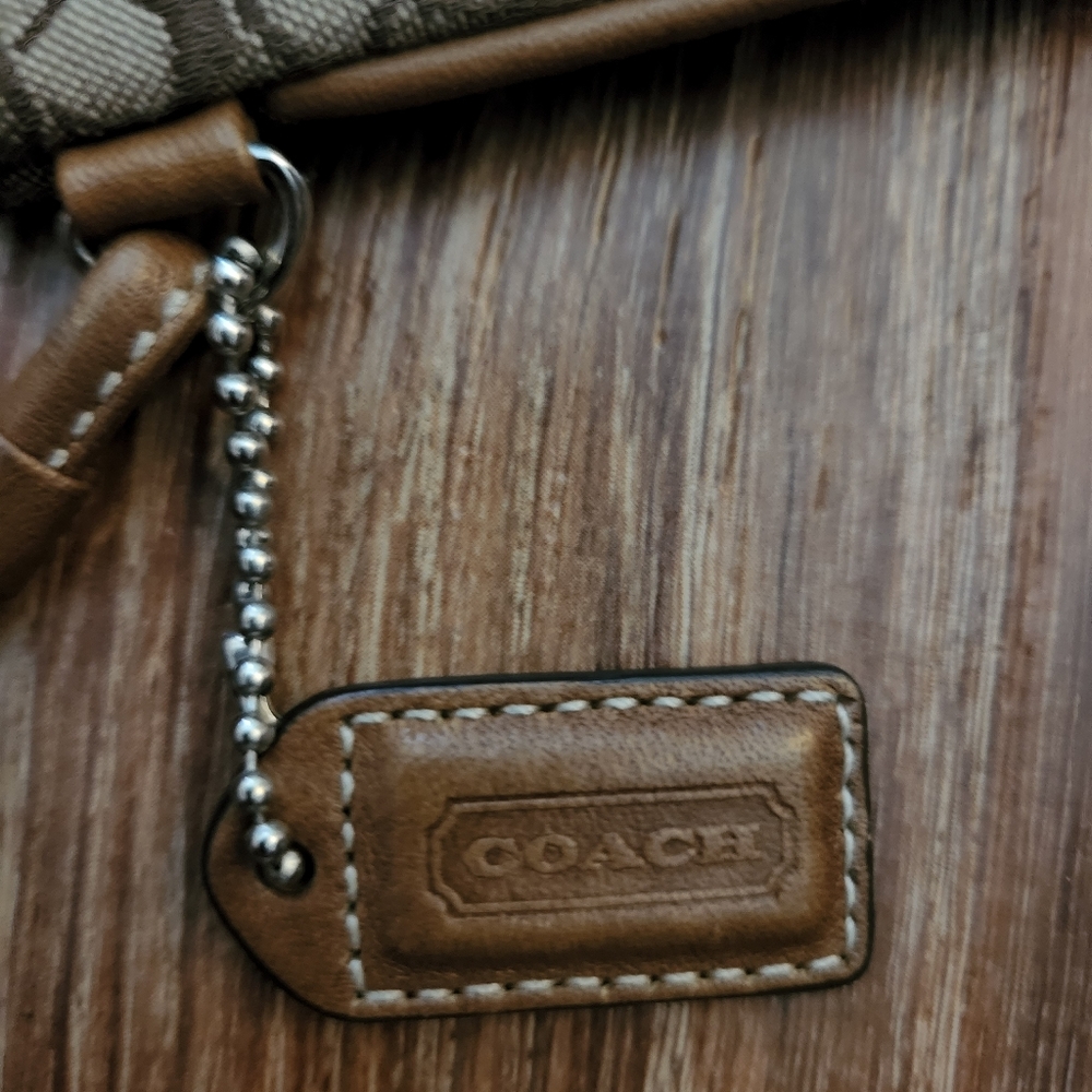 Coach Writlet. Excellent Condition - Picture 2 of 2